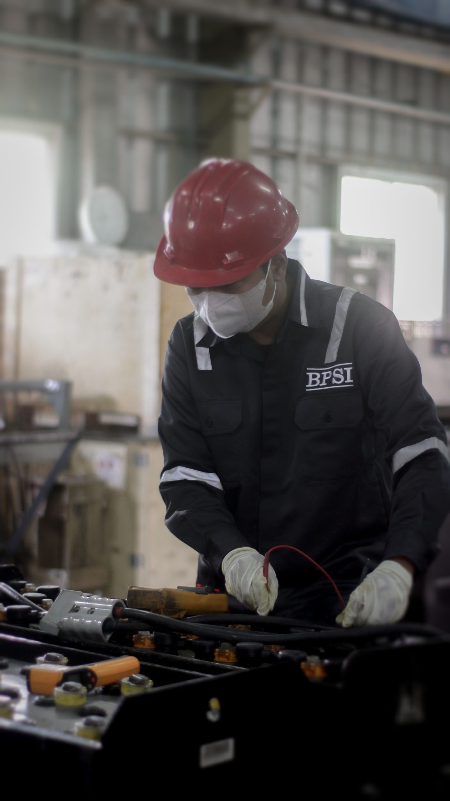 Teknisi BPSI melakukan service dan maintenance baterai industri
