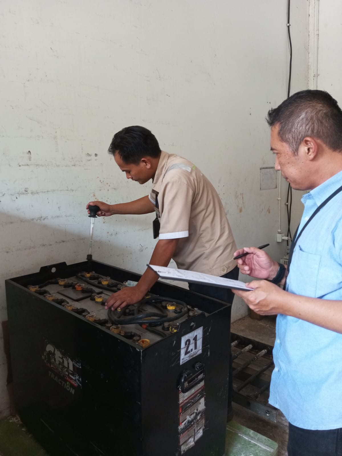 Forklift battery service maintenance inspection and refurbishment by BPSI engineer